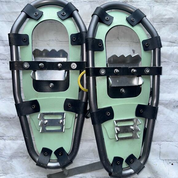 EUC Yukon Charlie’s Youth 7 x 16 Green Camo Aluminum SnowShoes - Picture 2 of 12